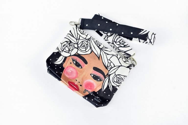 Makeup Bag Yoko Black - svart necessär med vita prickar och rosmönster, featuring illustration av kvinna med rosa kinder