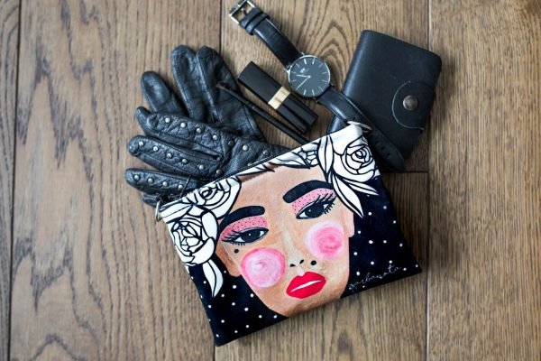 MAKEUP BAG YOKO BLACK - svart necessär med illustrerad kvinna och rosor, omgiven av smink och accessoarer