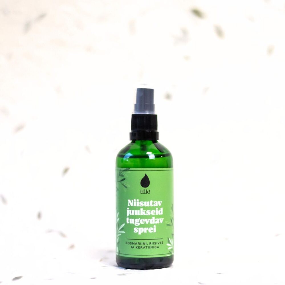 Grön glasflaska med svart spraypump innehållande fuktgivande och stärkande hårspray, 100 ml från tilk!