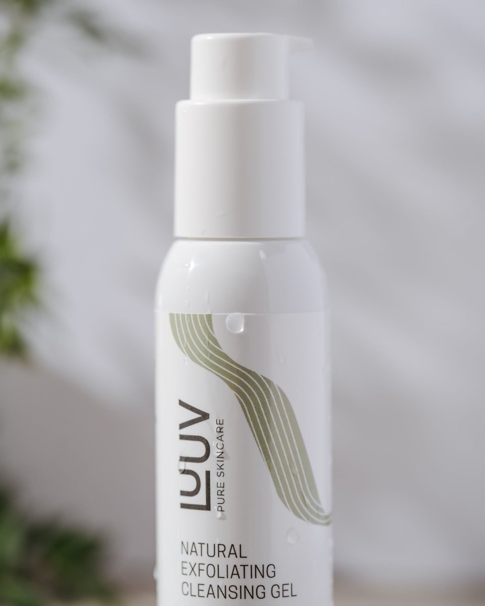 Vit pumpflaska med LUV Pure Skincare Natural Exfoliating Cleansing Gel, elegant design med gröna våglinjemönster
