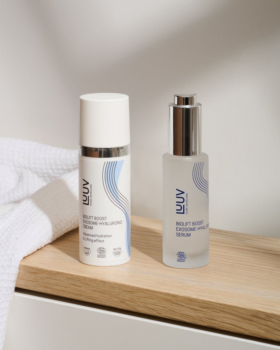 BioLift Exosome-Hyaluronic serum och kräm från LUUV på trähylla, naturligt anti-age serum för mogen hud