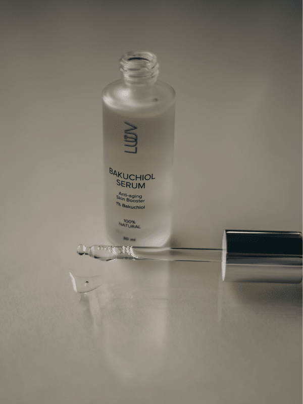 Naturligt bakuchiol serum i genomskinlig glasflaska med vit etikett och pipett, anti-aging hudvård