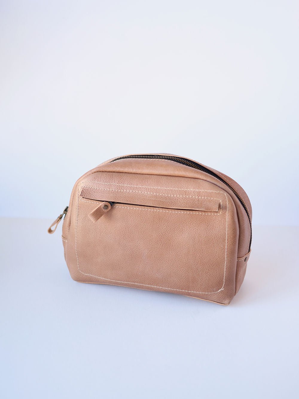 Necessär i Läder - Beige handgjord i ljusbrun nyans med dragkedja och frontficka, fotograferad mot vit bakgrund