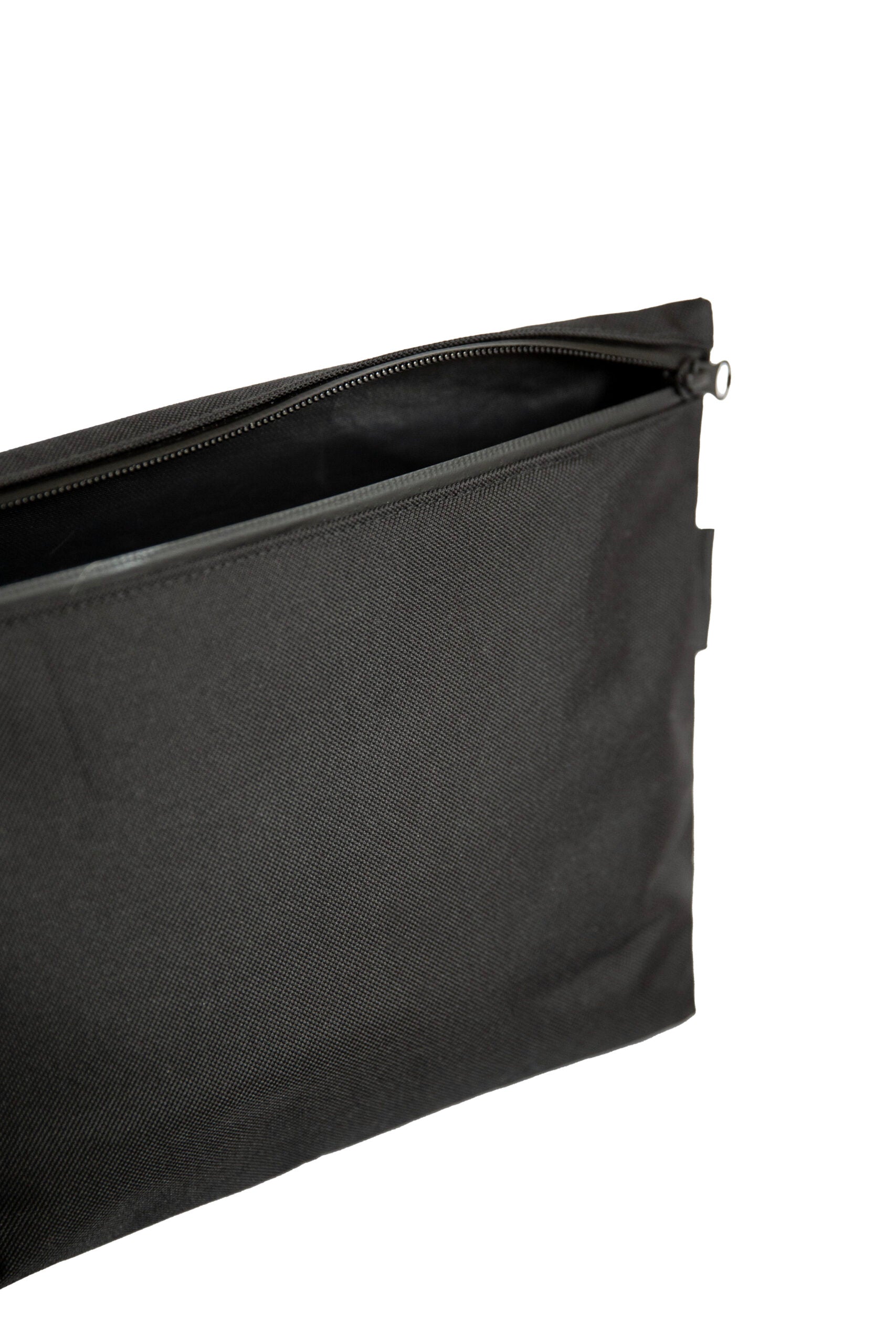 NES Toiletry Bag i mörkgrå textil med svart dragkedja, skandinavisk sminkväska i premium design från Nordhale
