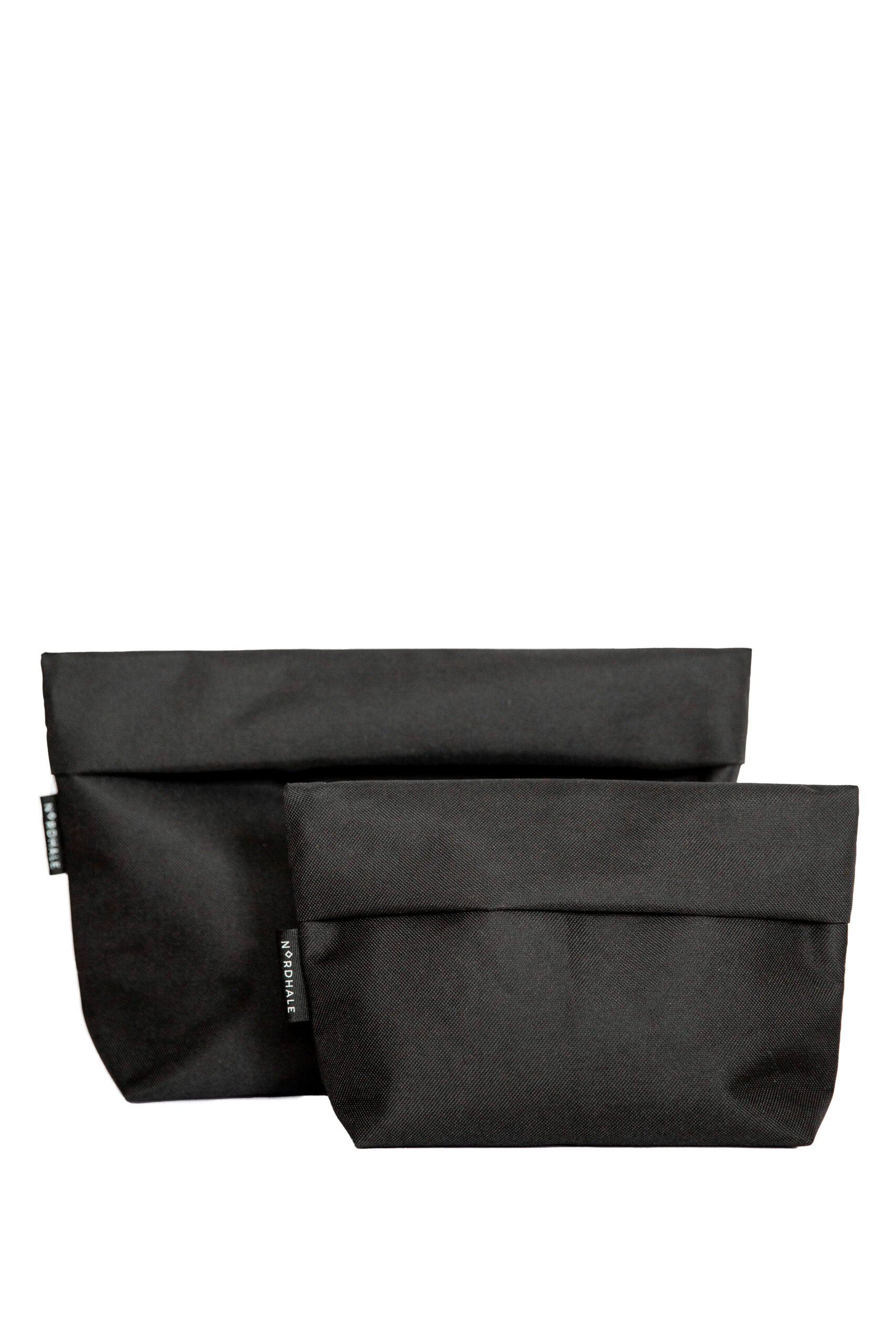 NES Toiletry Bag sminkväskor i svart och grå textil med vikbar design och Nordhale-märkning