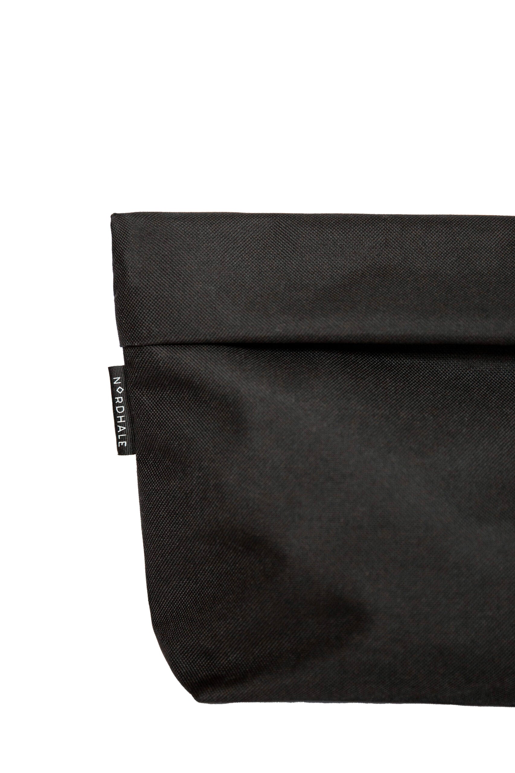 NES Toiletry Bag svart sminkväska i premium textil med vikbar öppning och Nordhale-märkning