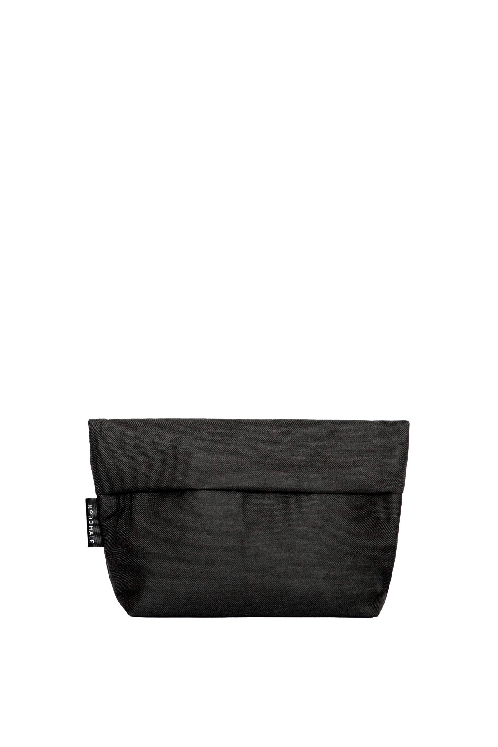 NES Toiletry Bag - svart premium sminkväska i minimalistisk skandinavisk design med veckat lock och elegant textur