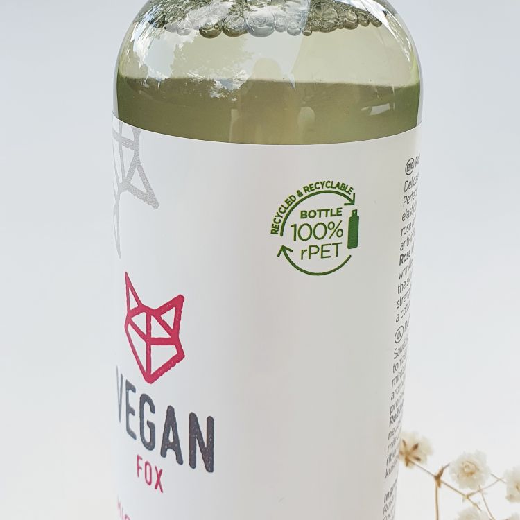 Rose Micellar Water 200ml i genomskinlig flaska med rosa logotyp och vit etikett, innehåller ljusgrön vätska