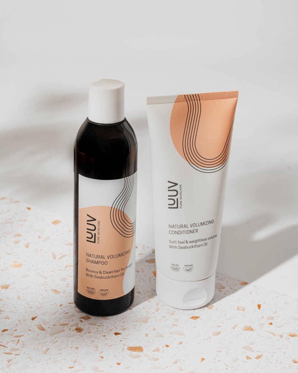 Schampo & Balsam Set med Havtorn - mörk flaska och vit tub med persikofärgade kurvor, vegan märkning