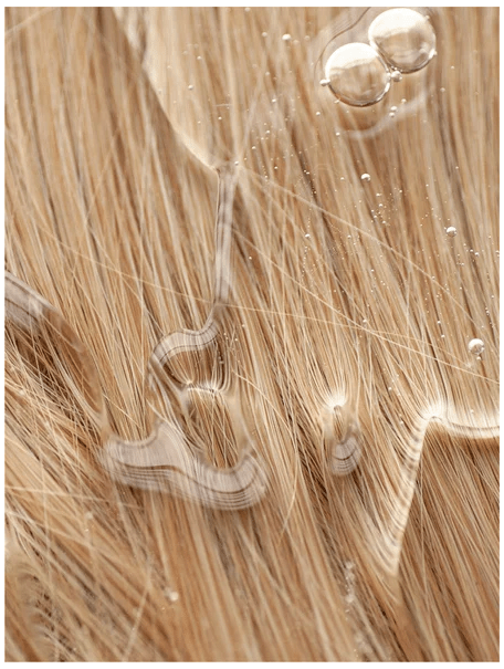 Närbild på blont hår med vattendroppar och bubblor – Keratin Volume Boost Shampoo för tunt hår