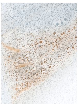 Mild schampo med krämig beige konsistens och bubblor för känslig hårbotten, Sensitive Scalp Shampoo 400ml