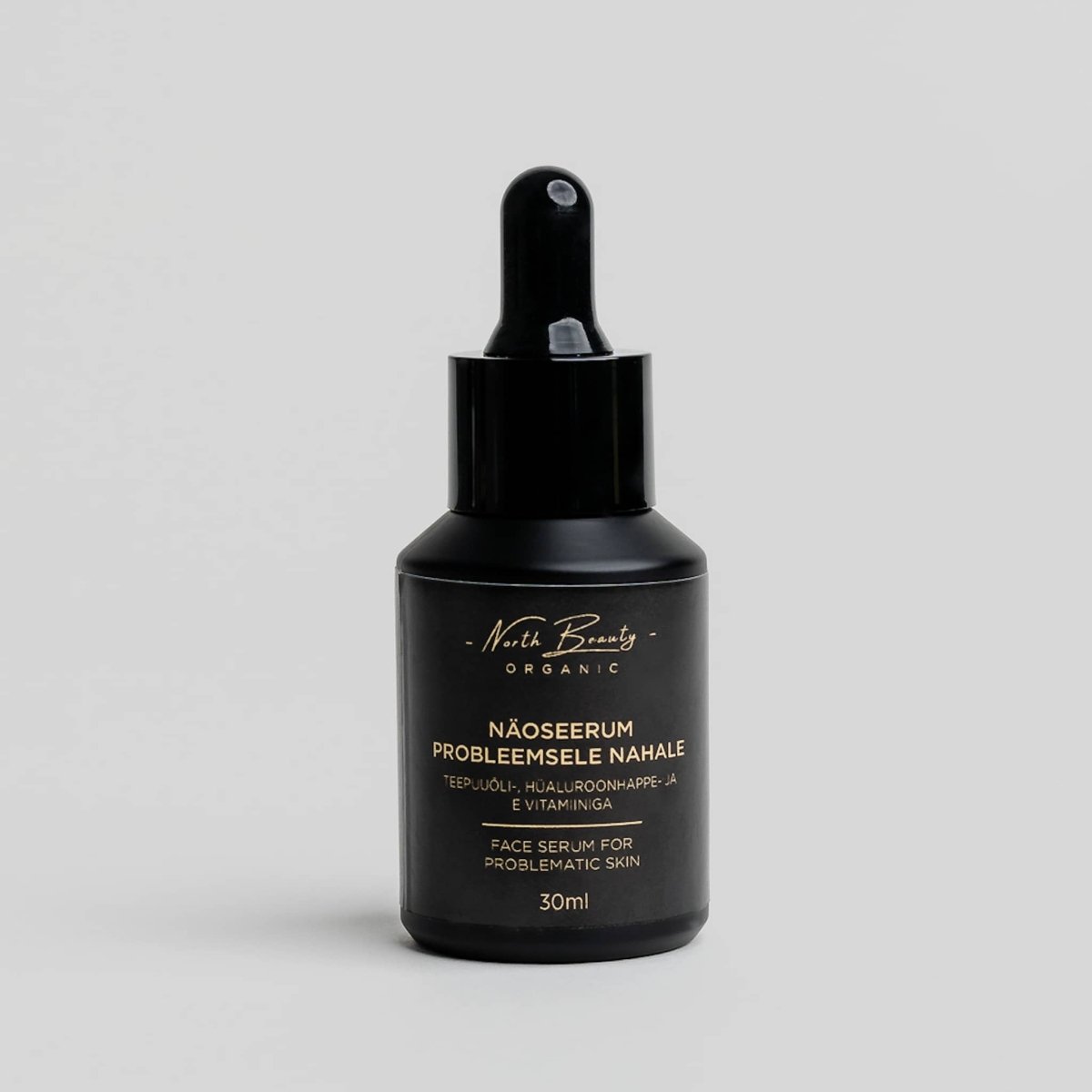 Svart droppflaska, North Beauty ansiktsserum för problematisk hud, 30 ml, mot ljusgrå bakgrund.