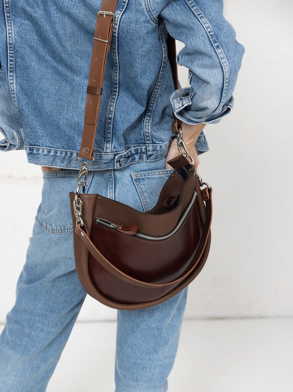 STELLA Leather Handbag i brunt läder med cognacfärgade detaljer, rundad form med dragkedja och justerbara axelremmar