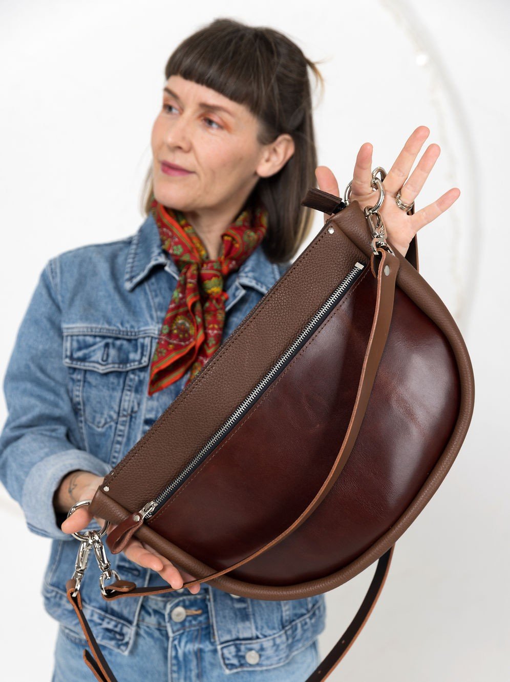 STELLA Leather Handbag i brun och cognac läder - stor halvmåneformad väska med dragkedja och justerbara remmar