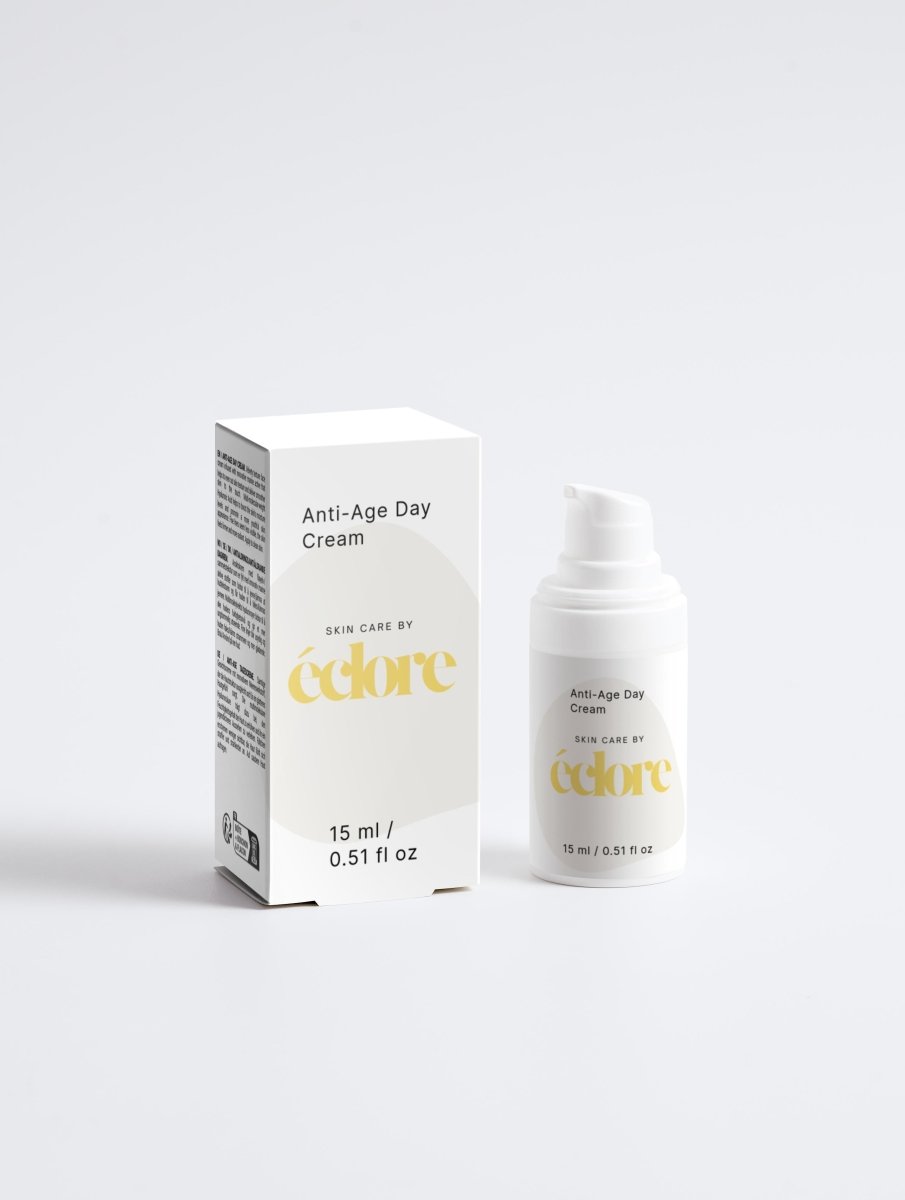 Vit produktförpackning och pump-flaska för Anti-Age Day Cream från éclore, elegant minimalistisk design med gul logotyp