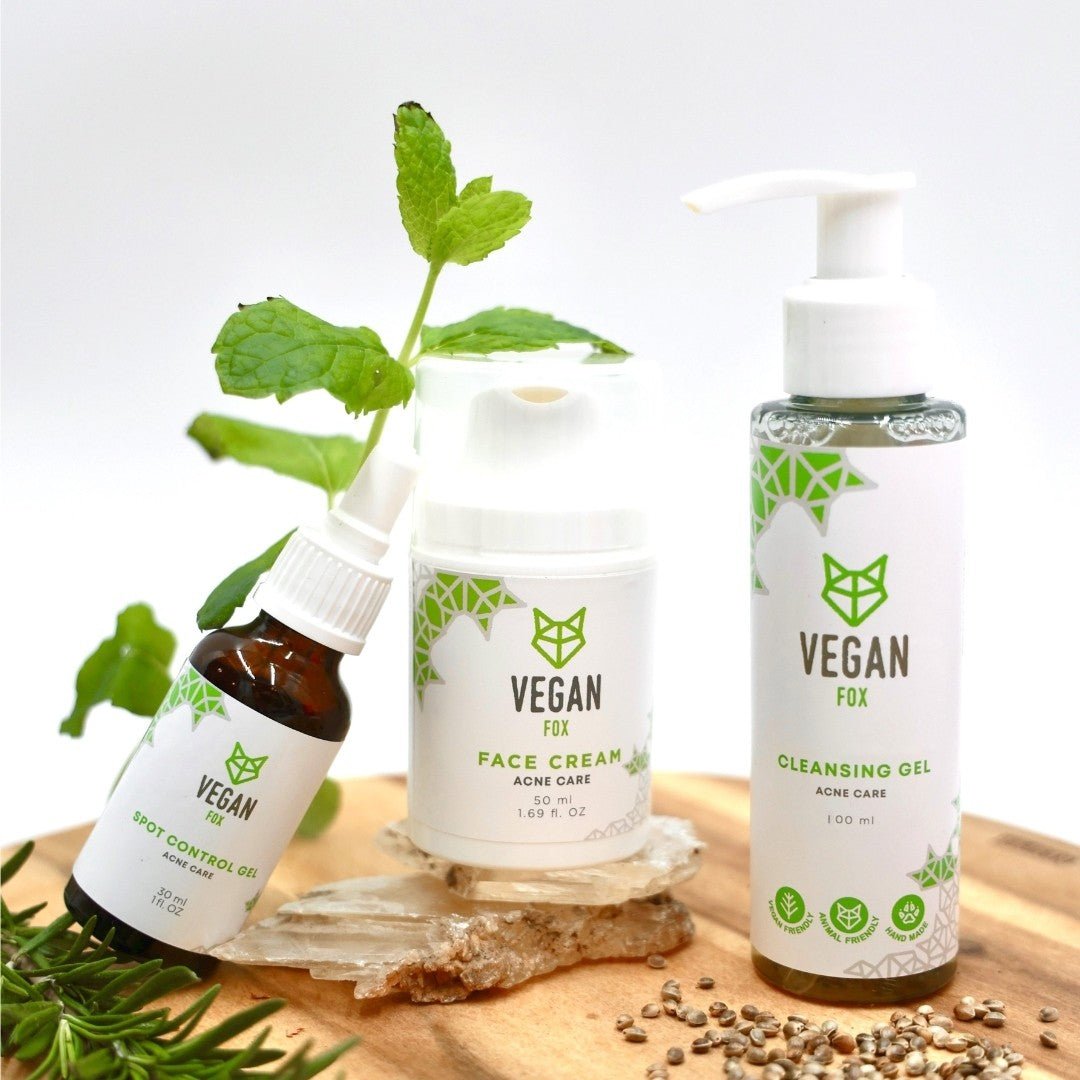 Vegan Fox Acne Care hudvårdsset med tre vita produkter - cleansing gel, face cream och spot control gel med grönt fox-logo