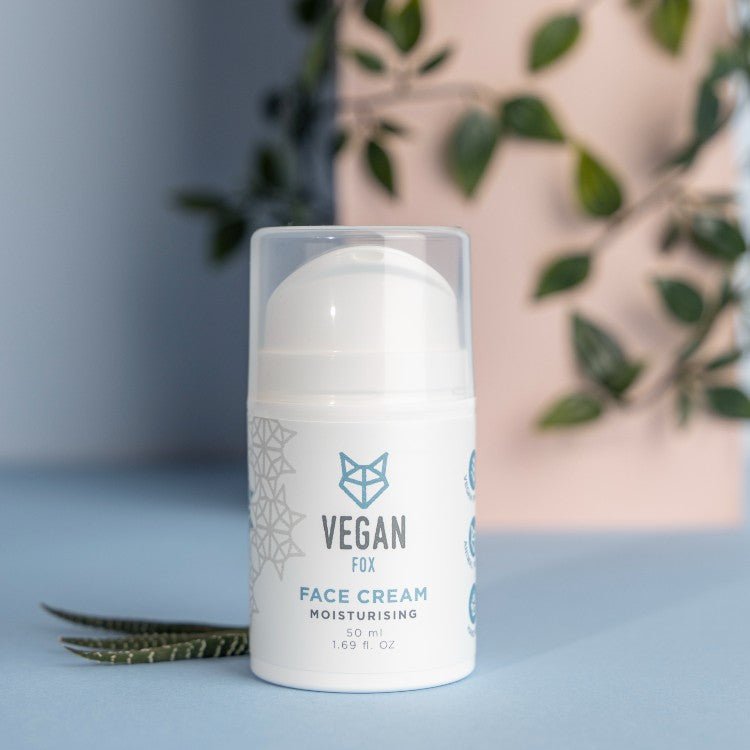 Vit cylinderformad ansiktskräm med genomskinligt lock från Vegan Fox, Moisturising Face Cream 50ml