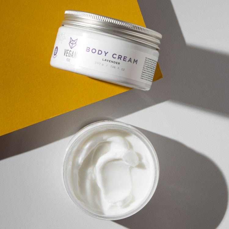 Lavendel Body Cream 200g i vit burk med aluminiumlock, öppnad med krämig vit textur synlig bredvid på vit yta