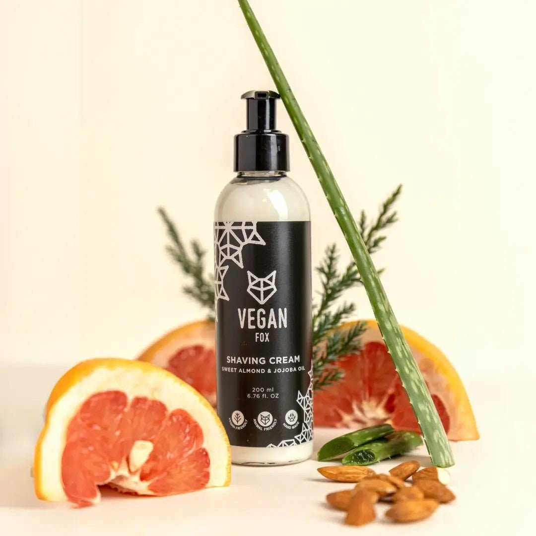 Vegan Fox rakkräm för män 200ml i transparent flaska med svart pump och etikett, omgiven av grapefrukt och aloe vera