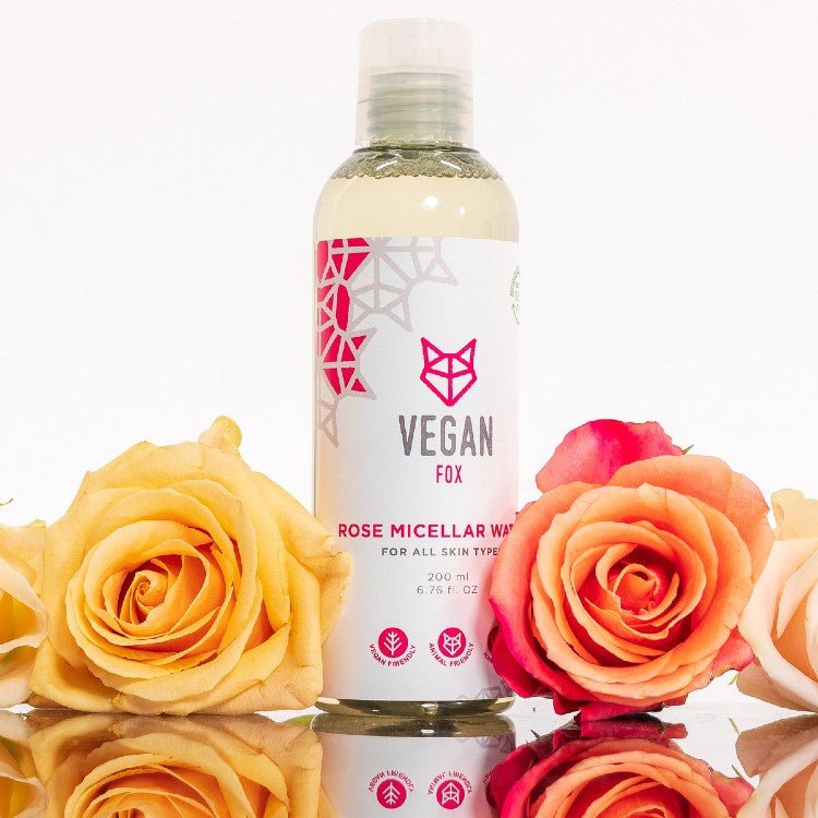 Vegan Fox Rose Micellar Water 200ml i klar flaska med vit pump och rosa detaljer, omgiven av gula och rosa rosor