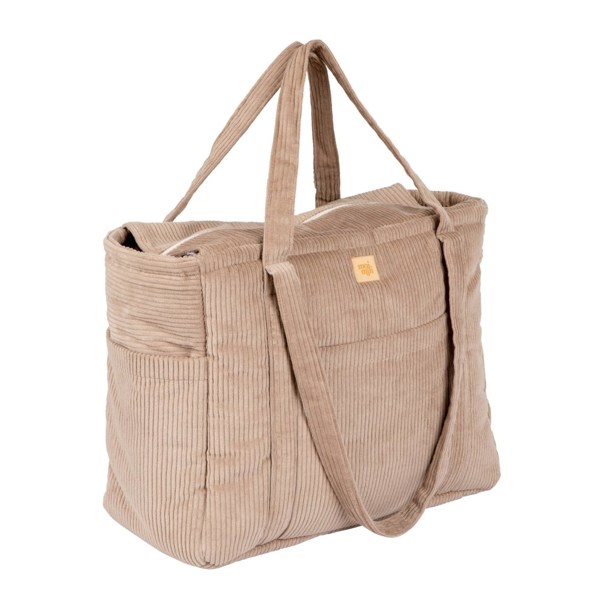 Handgjord weekenderbag i latte sammet från Moi Mili, sedd från sidan med fickor och axelremmar