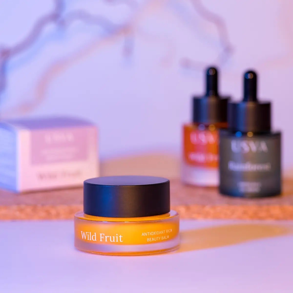 Usva Wild Fruit Beauty Balm i orange glasburk med svart lock, antioxidantrik ansikts- och kroppsbalsam 30ml