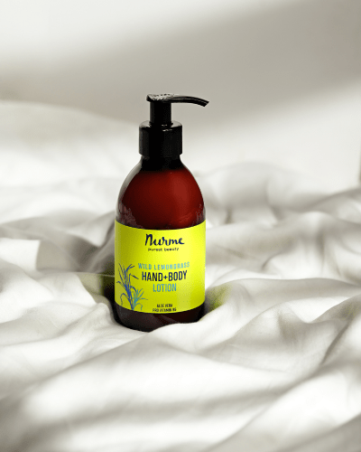 Wild Lemongrass Hand och Body Lotion i brun glasflaska med gul etikett och svart pumplock, 300ml