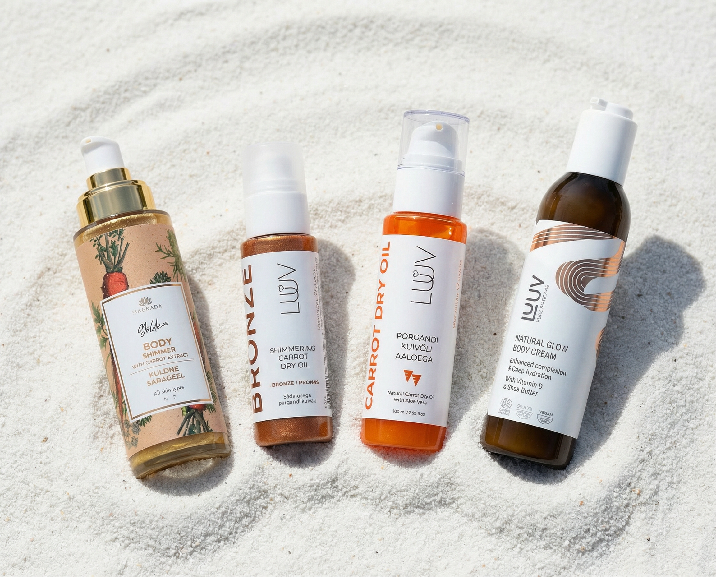 Brun utan sol-produkter från éclore uppställda i sand på stranden – naturlig solbränna för ansikte och kropp