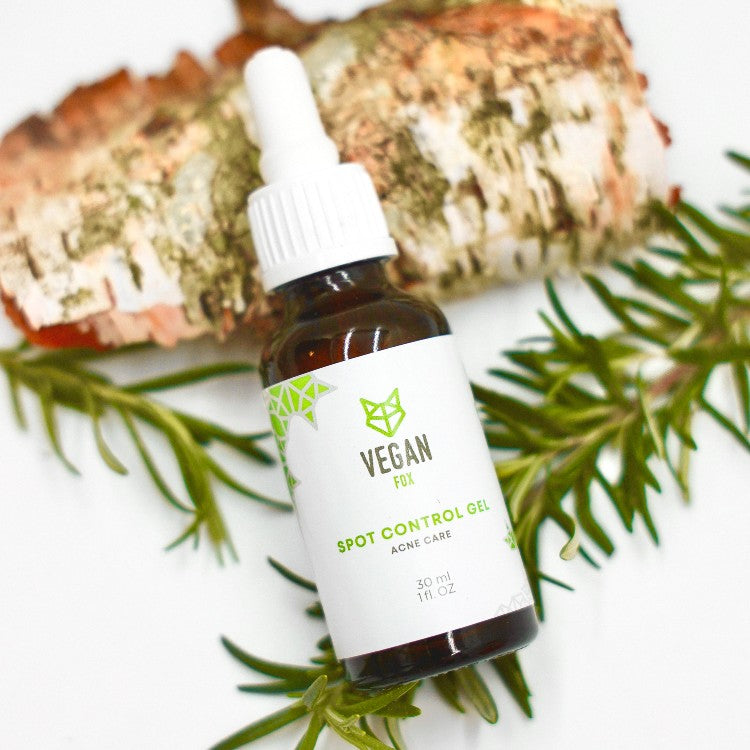 Vegan Fox Spot Control Gel 30ml – naturlig aknebehandling mot finnar, fotograferad med björkbark och rosmarinkvistar
