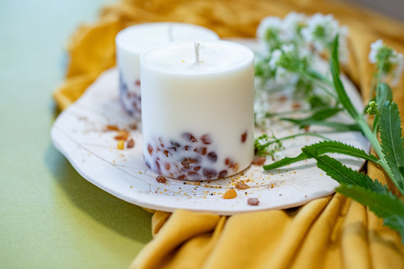 Handgjort tallbarrsljus från TL Candles MARE-serie med äkta bärnsten