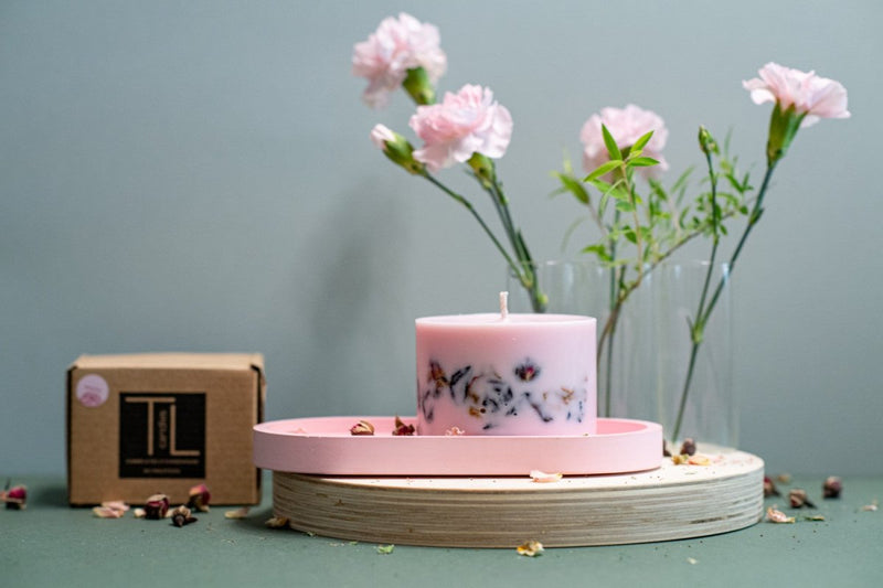 Handgjort pionljus från TL Candles med blomblad i vaxet