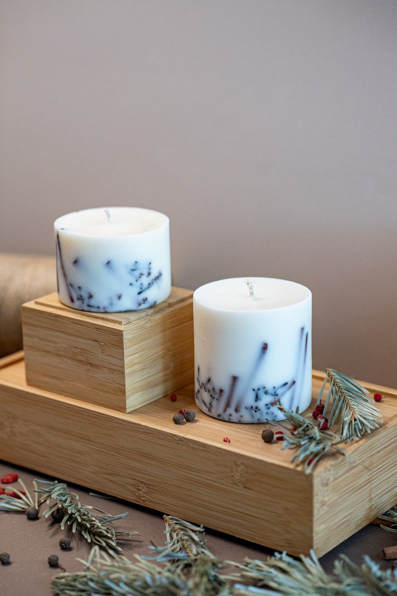 Handgjort lavendelljus från TL Candles med äkta lavendelblommor