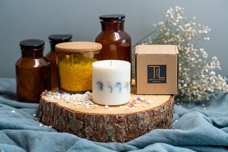 Handgjort doftfritt sojavaxljus från TL Candles med blomdekor