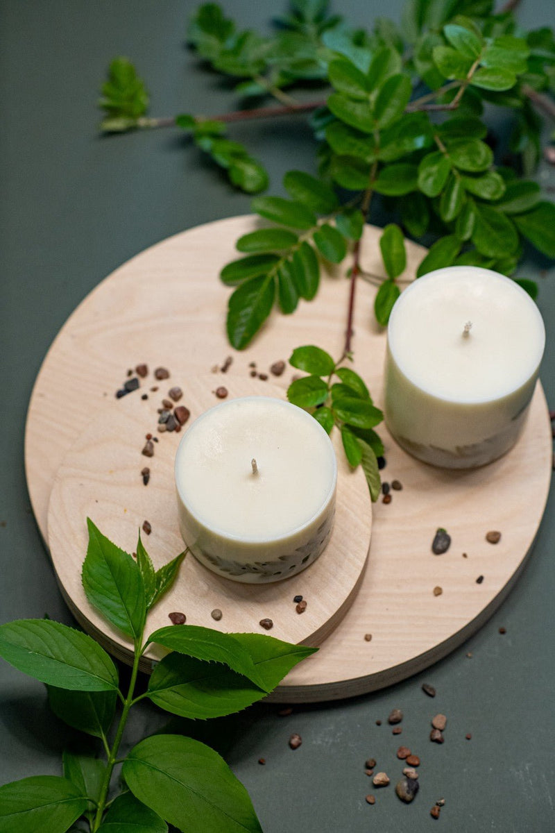 Handgjort citrongräsljus från TL Candles med handplockade ormbunksblad