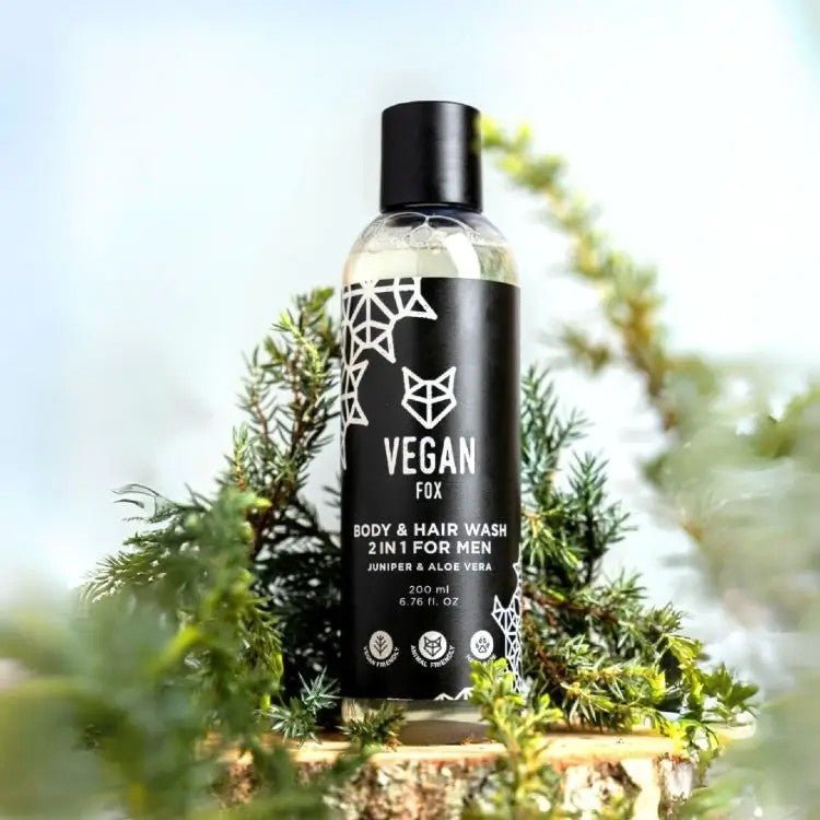 Flaska 2in1 schampo och kroppstvätt för män med enbär, 200 ml, bland gröna enbärsgrenar