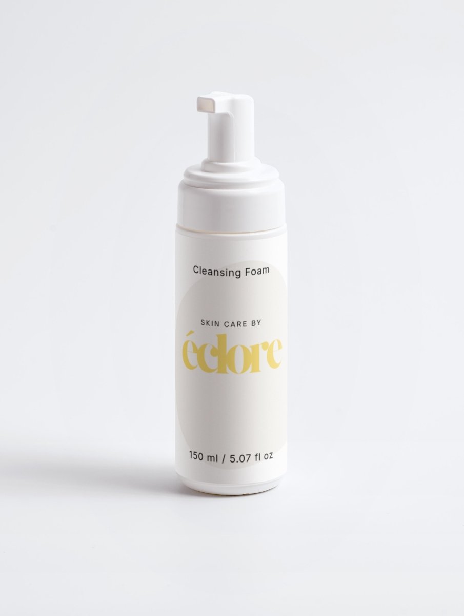 Vit pump-flaska med Cleansing Foam från éclore, 150ml. Minimalistisk design med guldtext på vit bakgrund.