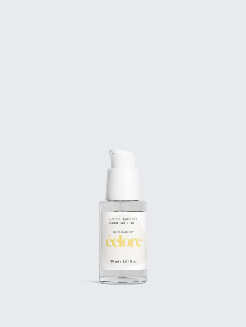 Double Hydration Boost Gel + HA i genomskinlig glasflaska med vit pumpförslutning, minimalistisk design på vit bakgrund