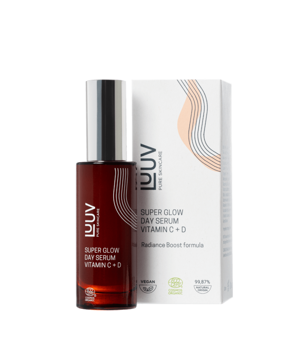 LUUV Super Glow Dagserum med Vitamin C + D i mörkröd glasflaska med silvrig pump bredvid vit produktförpackning