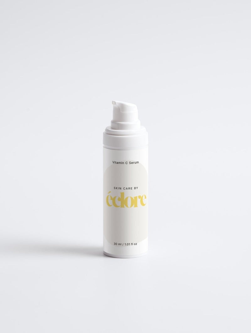 Vit pumpflaska med Vitamin C Serum från éclore, 30 ml, mot ljus bakgrund