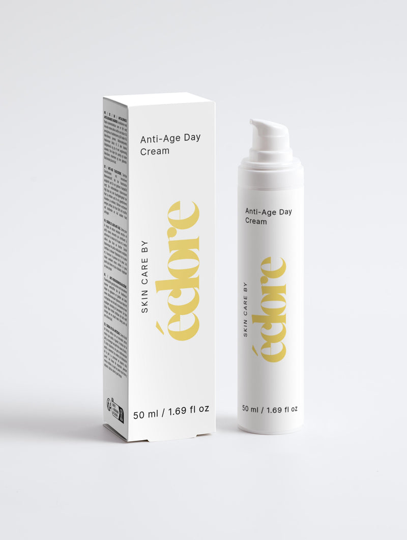 Anti-Age Day Cream i vit pump-flaska med guldtext, 50ml, bredvid vit produktförpackning med ingredienslista