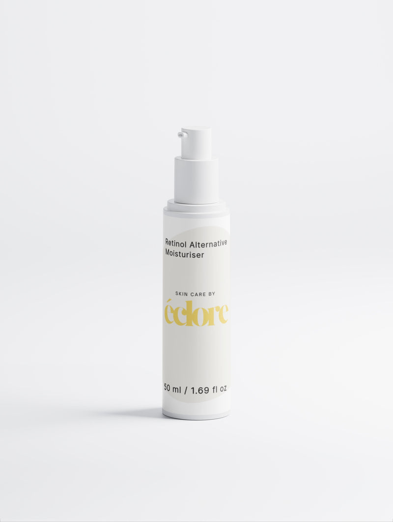 Vit pumpflaska med Retinol Alternative Moisturiser 50 ml från éclore mot ljusgrå bakgrund