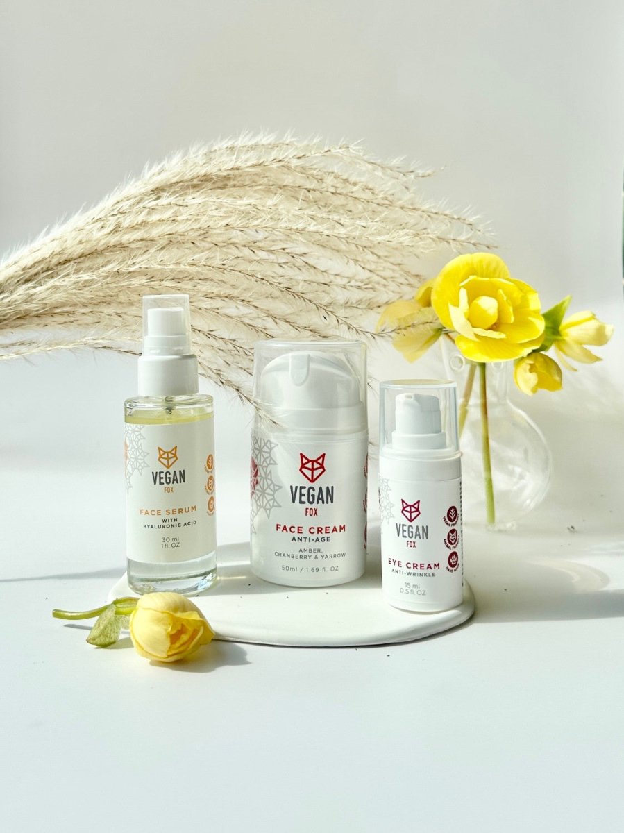 Anti-Age Face Care Set med tre vita produkter: face serum med pump, face cream i burk och eye cream i tube