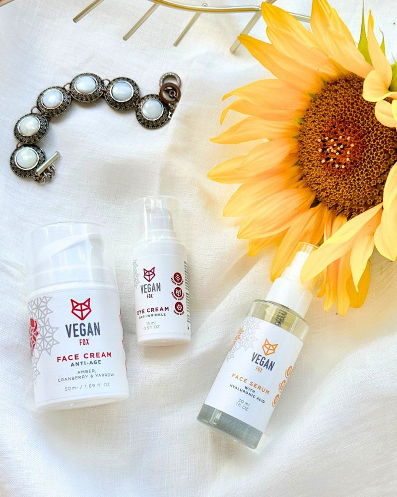 Anti-Age Face Care Set med tre vita produkter - ansiktskräm, ögonkräm och serum från Vegan Fox på vit bakgrund