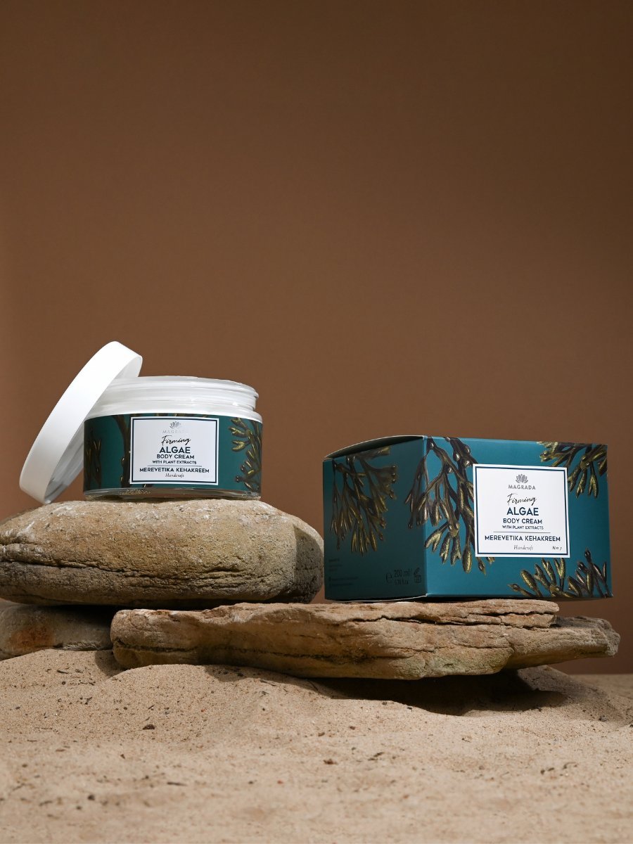 Åtstramande Body Cream med alger i vit burk med grön etikett och matchande förpackning, placerad på natursten