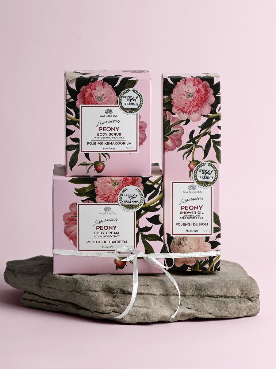 Rosa förpackning med Body Scrub pionarom, blommigt mönster med pioner och gröna blad, del av hudvårdsserie