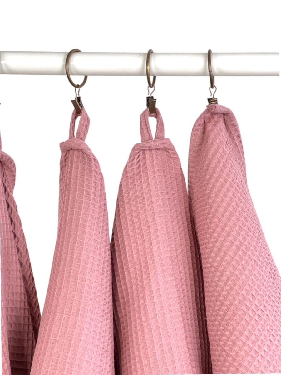 Bomullshandduk våffla i old pink, handdukar upphängda med öglor på klädstång