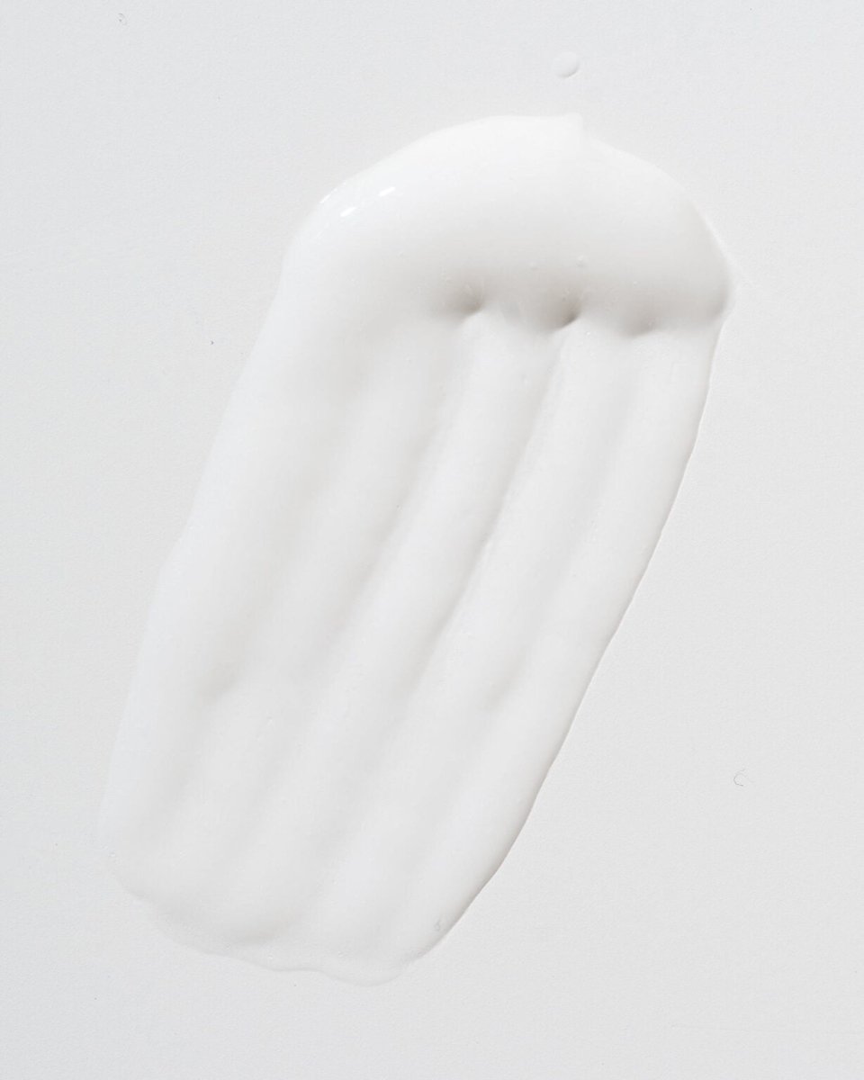 Vit krämtub med pump för Cellulite Treatment COSMOS 150ml, minimalistisk design mot ljus bakgrund