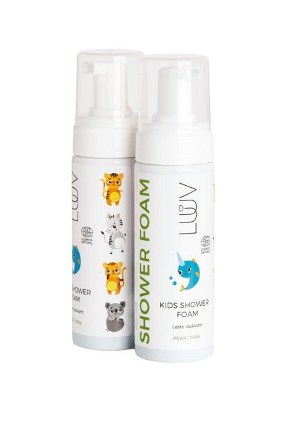 Två vita foamflaskor med pump, dekorerade med färglada djurmotiv. Duschkräm för barn Päron COSMOS 150ml från LUV.