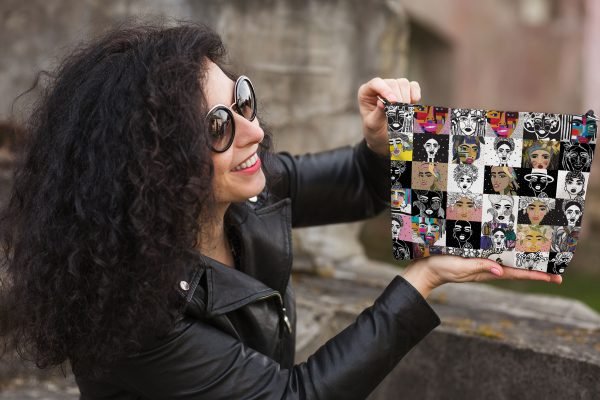 Kvinna håller handgjord sminkväska med mosaik av kvinnoporträtt i färgglatt collage-mönster