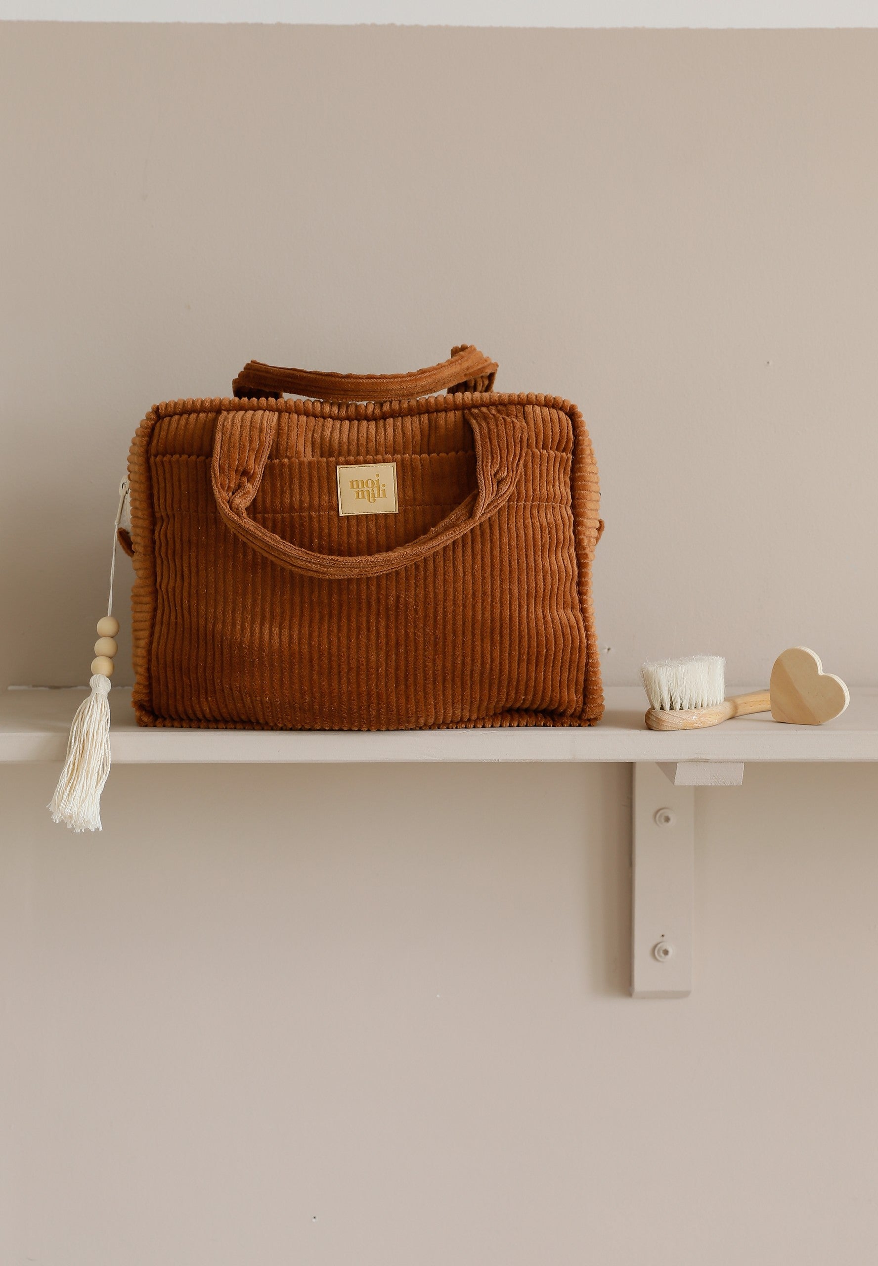 Large Make-Up Bag i karamellbrun manchester med guldlogotyp, runda handtag och dragkedja, fotograferad på vit hylla
